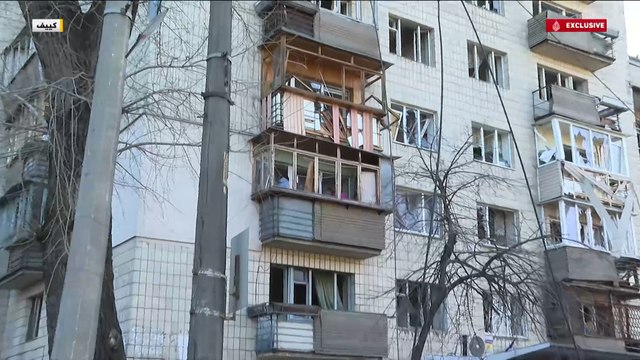 كاميرا الجزيرة تنقل آثار الدمار الذي خلفه حطام صاروخ في كورينيفكا بكييف