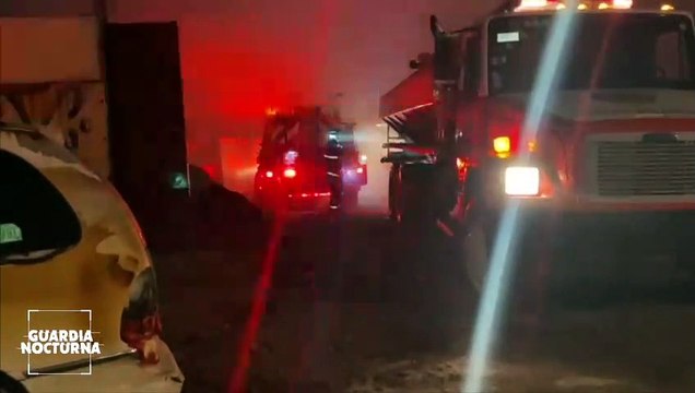 Un voraz incendio consumió una chatarrera ubicada en Exhacienda del Castillo, en El Salto