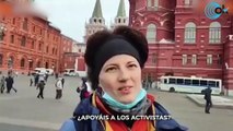 Dos segundos tarda la policía rusa en detener a una disidente que saca un cartel en Moscú donde sólo pone 