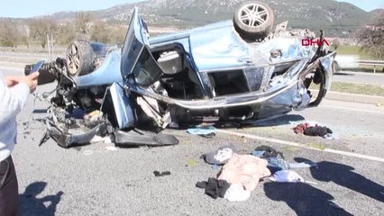 4 KİŞİLİK AİLE, HURDAYA DÖNEN OTOMOBİLDEN SAĞ ÇIKTI