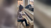 Emotivo vídeo de una ucraniana que se sienta al piano antes de dejar su casa devastada por las bombas