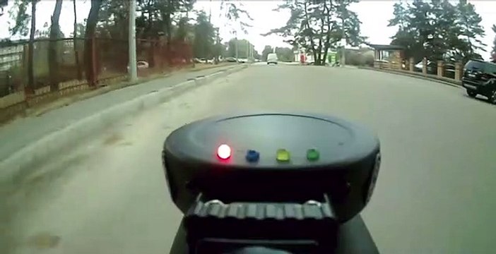 Ce cycliste utilise un dispositif ultrasons pour repousser les chiens errants dans son quartier