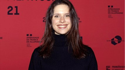 Voici - Qui est Daphné Patakia, la comédienne à l'affiche d'OVNI(s) et Benedetta ?