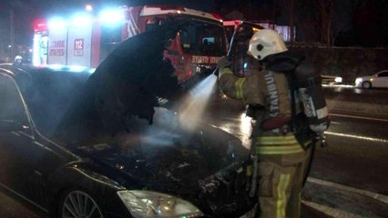 Fatih'te seyir halindeki otomobil alev alev yandı