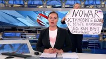 Manifestante contra la ofensiva en Ucrania irrumpe en telediario de Rusia
