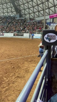 Un père protège son fils pendant un rodéo