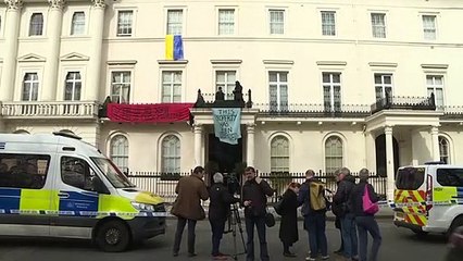 Manifestantes ocupam mansão em Londres ligada a magnata russo