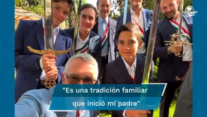 Salinas Pliego explica polémica por tradición familiar con espadas y bandas tricolor