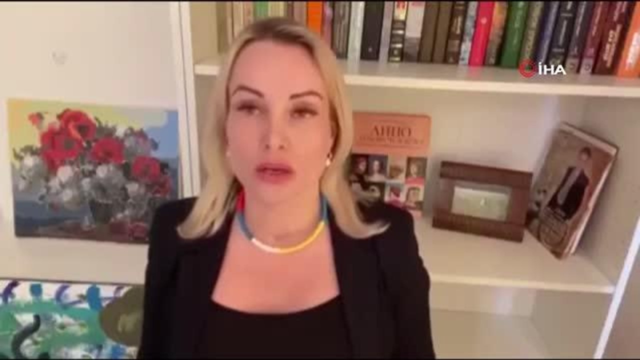 Son dakika haber | Rus televizyonunda savaş karşıtı pankart açan editör gözaltına alındıRus Kanal 1 Editörü Marina Ovsyannikova: "Ukrayna'da şuan yaşananlar bir suç ve...