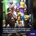 Kocak, Emak-Emak Paduan Suara Nyanyi Lagu Elvy Sukaesih, sambil Bawa Minyak Goreng