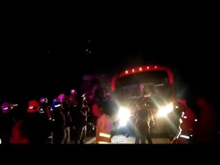 Dua cedera lori rempuh bas rosak