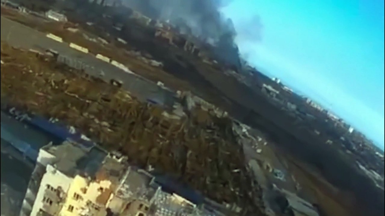 ภาพจากโดรนของยูเครนขณะที่กองกำลังรัสเซียยังคงทิ้งระเบิดต่อเนื่อง Ukraine Drone footage shows destruction to Mariupol as Russian forces continue bombardment