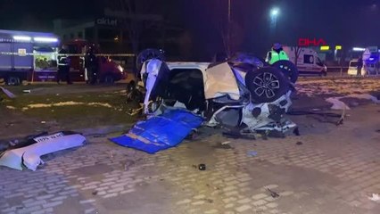 GİZLİ BUZLANMA NEDENİYLE AĞACA ÇARPAN OTOMOBİL TAKLA ATTI 2 ÖLÜ