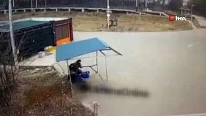 Rusların sivilleri vurduğu an kamerada! Bombalar tam üstlerine düştü