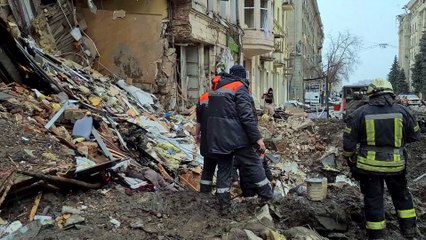 Из Мариуполя выпускают людей, а на Первом показывают пацифистский лозунг