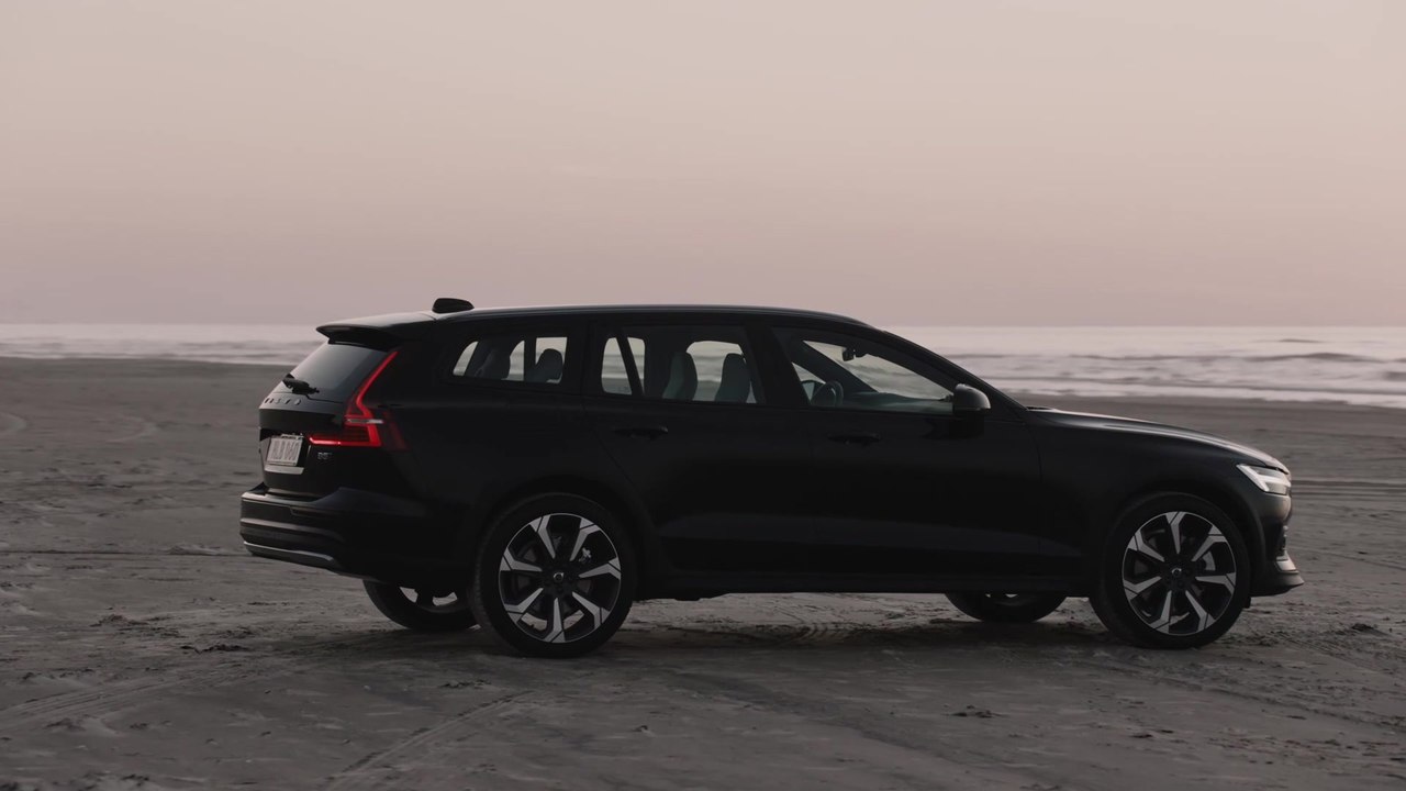 2023 Volvo V60 Cross Country B5 AWD Design in Onyx Black