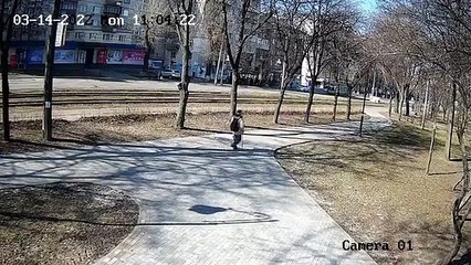 Kiev'de yola seyir füzesi düştüğü anlar güvenlik kamerasında