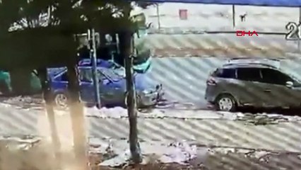 Sokak köpeğinden kaçarken araba çarptı: O anlar anbean kamerada