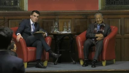 Pelajar dari Singapura ini tunjuk keberanian berdebat dengan Tun M mengenai isu air