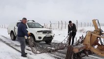 Kar nedeniyle kapanan köy yollarını açma çalışmaları sürüyor