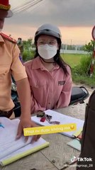Bị CSGT yêu cầu dừng lại kiểm tra, nữ sinh hát 2 bài siêu hay