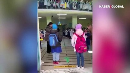 İtalya'da okula başlayan Ukraynalı çocuklara duygusal karşılama