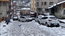 Karlı yolda kontrolden çıkan araç yokuşta kayan çocukların arasına daldı!