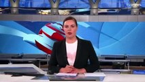 شاهد: موظفة في القناة الأولى الروسية تقتحم الأستوديو خلال بث نشرة أخبار للاحتجاج على الحرب