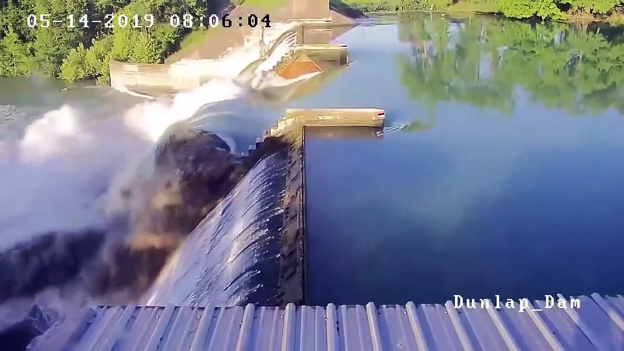 DETIK DETIK BENDUNGAN RUNTUH