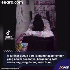 Viral Penampakan Wajah Pucat di Balik Perempuan yang Duduk di Kamar