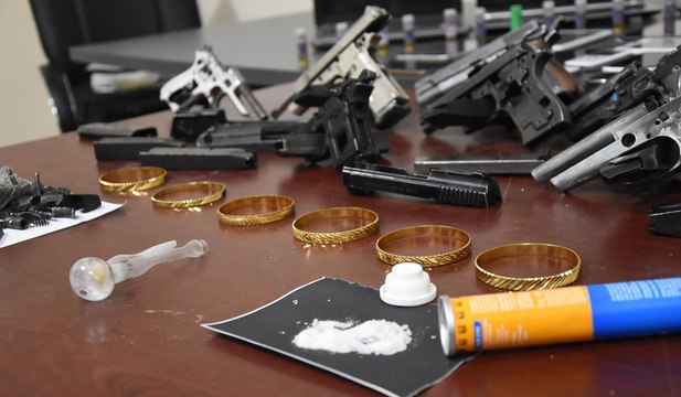 Şüphe üzerine durdurulan minibüste uyuşturucu ve silah ele geçirildi