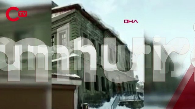 Çatıda biriken kar yığınları çığ gibi düştü