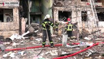 بدون تعليق: آثار دمار كبير إثر قصف روسي لمجمع سكني في كييف