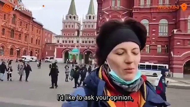 Guerre en Ukraine: Regardez les images de cette femme arrêtée à Moscou pour avoir manifesté avec un panneau sur lequel était écrit: deux mots - VIDEO