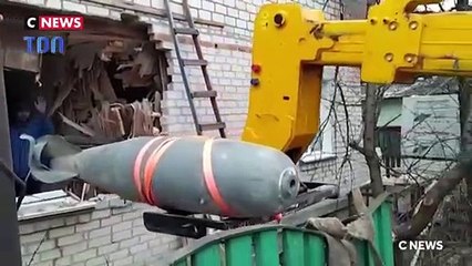 LES IMAGES IMPRESSIONNANTES D'UN OBUS QUI N'A MIRACULEUSEMENT PAS EXPLOSÉ EN UKRAINE