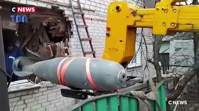 LES IMAGES IMPRESSIONNANTES D'UN OBUS QUI N'A MIRACULEUSEMENT PAS EXPLOSÉ EN UKRAINE
