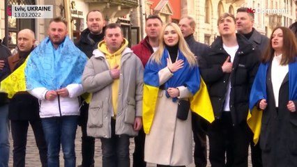 بدون تعليق: أعضاء أوبرا لفيف يغنون النشيد الوطني الأوكراني وسط المدنية