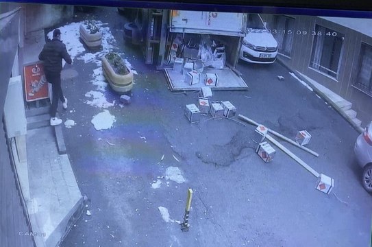 Beyoğlu’nda tehlikeli madde yüklü kamyonet devrildi: Faciadan dönülen kaza kamerada