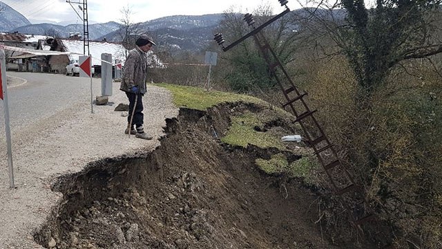 Kar yağışı sonrası ilçe heyelanla boğuşuyor