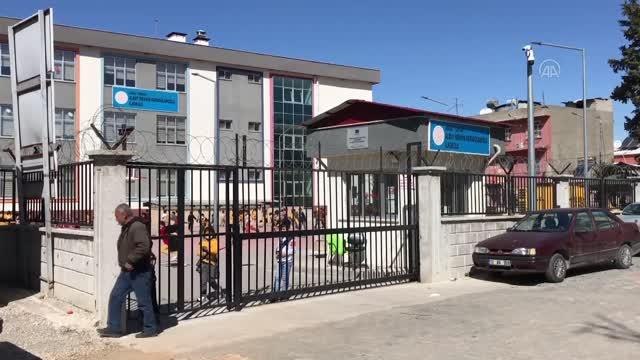 Okulun kadın güvenlik görevlisi, silahlı kişi tarafından kaçırıldı