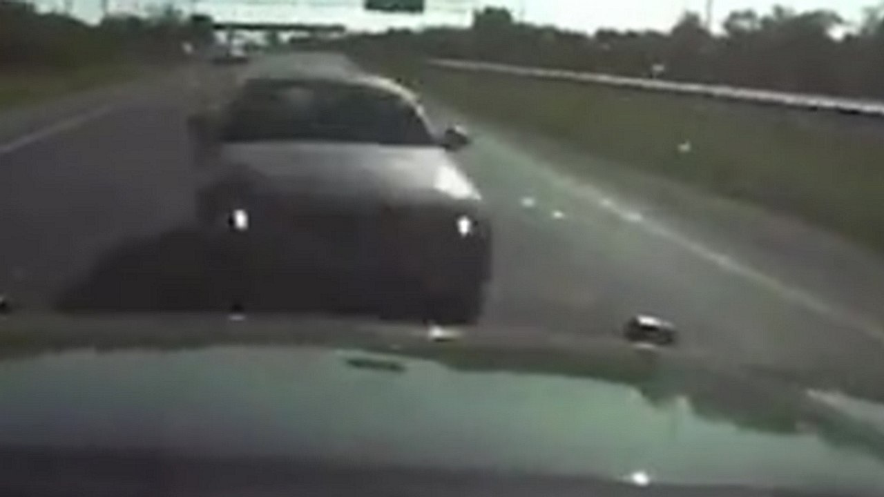 Un policier arrête une voiture en rentrant dedans de plein fouet