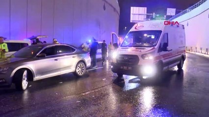 BEŞİKTAŞ'TA DENETİM NOKTASINDAN KAÇMAYA ÇALIŞAN OTOMOBİL POLİSLERE ÇARPTI