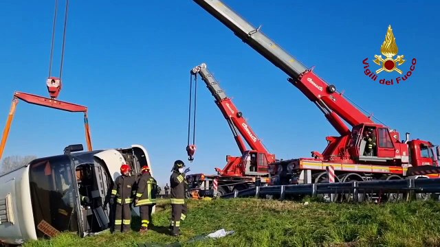 A14, pullman di profughi si ribalta: morta una giovane madre in viaggio coi suoi bambini