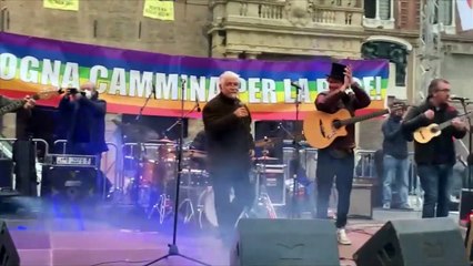 La piazza di Bologna invoca la pace