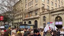 Miles de profesores colapsan el centro de Barcelona durante la huelga educativa