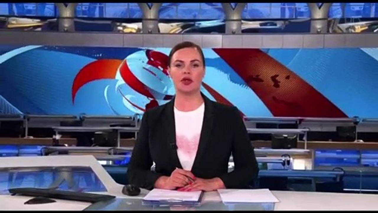 Jornalista interrompe telejornal russo com mensagem contra a guerra