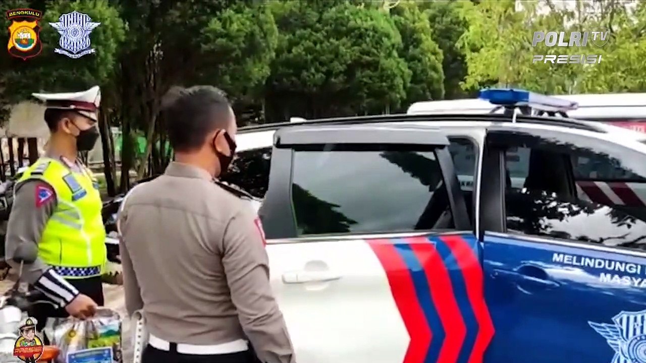 Tutup Ops Keselamatan Nala 2022, Polisi Bagikan Sembako Kepada Masyarakat