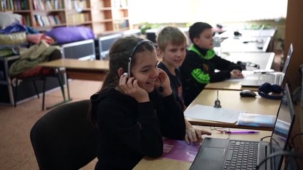 Ukraine : des enfants déplacés retrouvent l'école loin de leur maison