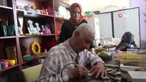 Huzurevinde kalan yaşlılar el işleri yaparak vakit geçiriyor