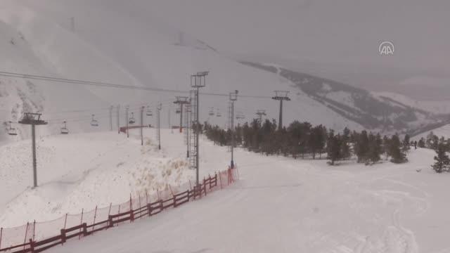 Kar kalınlığının 177 santimetre ölçüldüğü Palandöken'de kayak heyecanı sürüyor